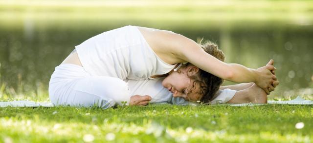 Une personne fait du yoga