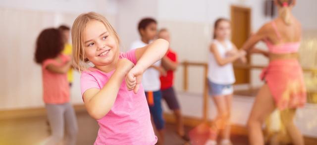 Petite fille qui danse