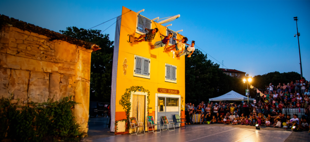 Les Josianes accrochés sur la façade d'immeuble jouent leur spectacle