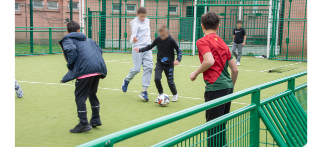 Des jeunes jouant au foot