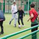 Des jeunes jouant au foot