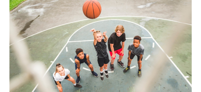 Des enfants jouent au basket