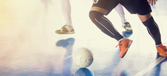 Des gens jouant au futsal