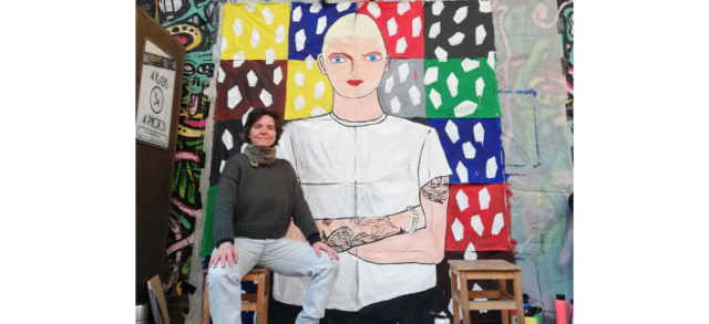 Mathilde Guégan devant son portrait de Marie Patouillet