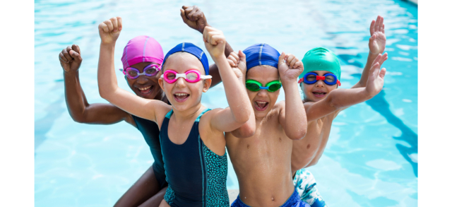 des enfants dans une piscine