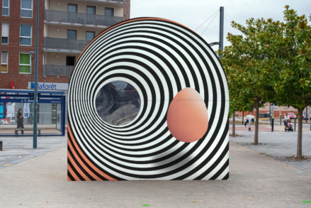 Une illusion d'optique sur une structure de bois en ville