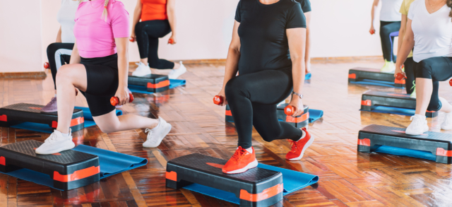 Des personnes qui pratiquent le step