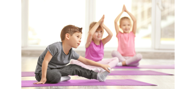 Des enfants qui font de la gym