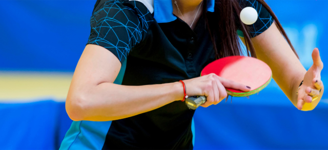 Une joueuse de tennis de table