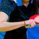 Une joueuse de tennis de table